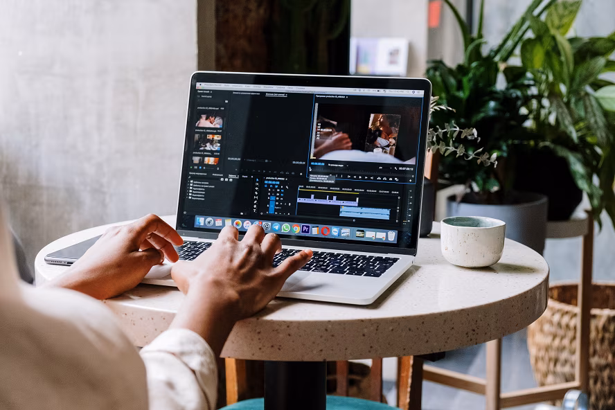 Ilustrasi: peserta belajar editing video di laptop secara online