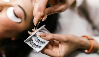 Kegiatan belajar Kursus Eyelash Extension di Raya School